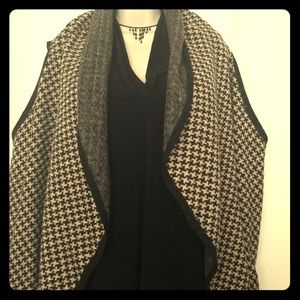 Sleeveless Black & tan Women's throw/jackect